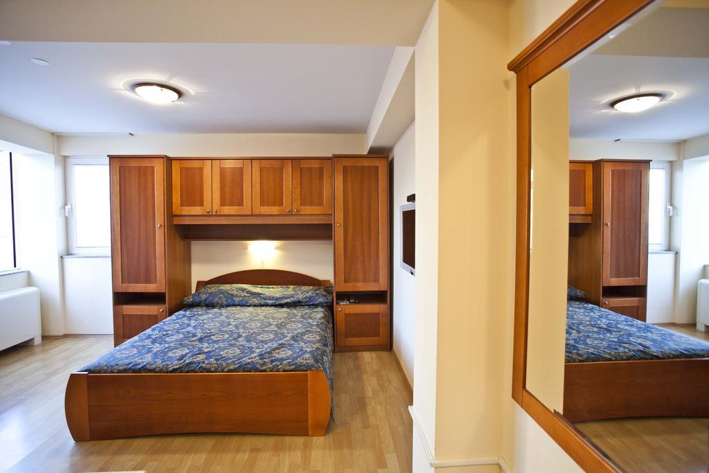 Studio Apartmani Bijeli Delfin Biograd Na Moru Phòng bức ảnh