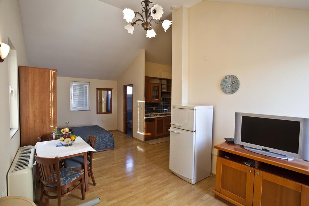 Studio Apartmani Bijeli Delfin Biograd Na Moru Ngoại thất bức ảnh