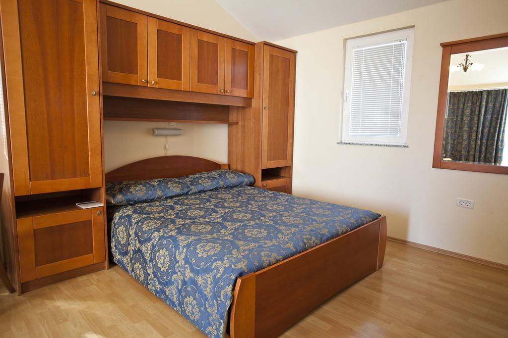 Studio Apartmani Bijeli Delfin Biograd Na Moru Ngoại thất bức ảnh